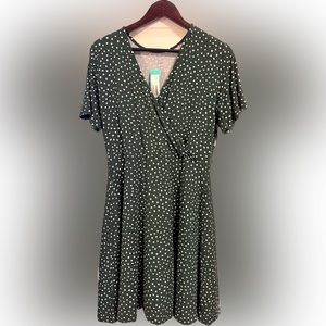 41 HAWTHORN Green and White Polka Dot Elisse Knit Surplice Dress